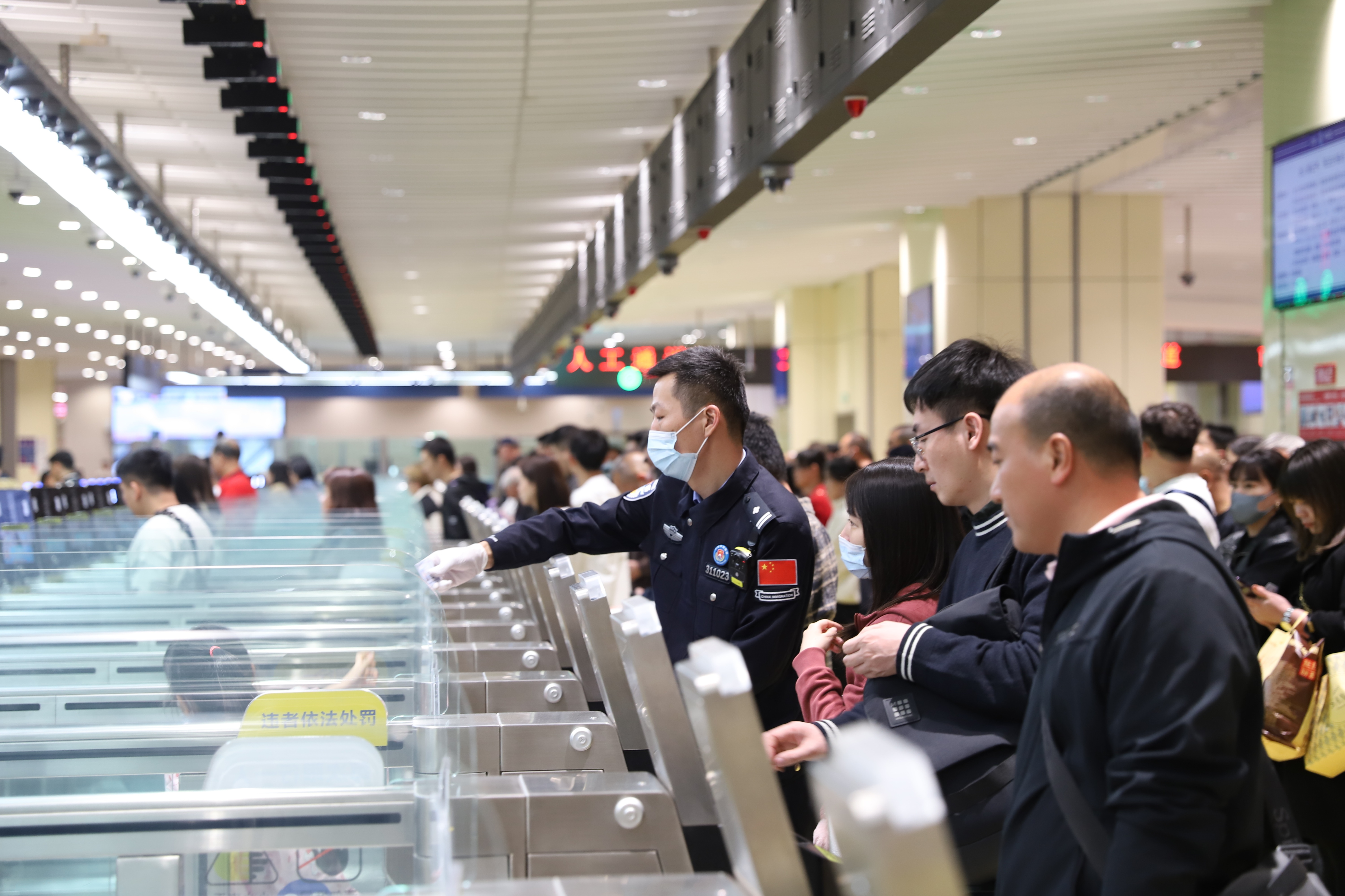 春节前五天，珠海边检总站查验量创历史峰值。受访者供图