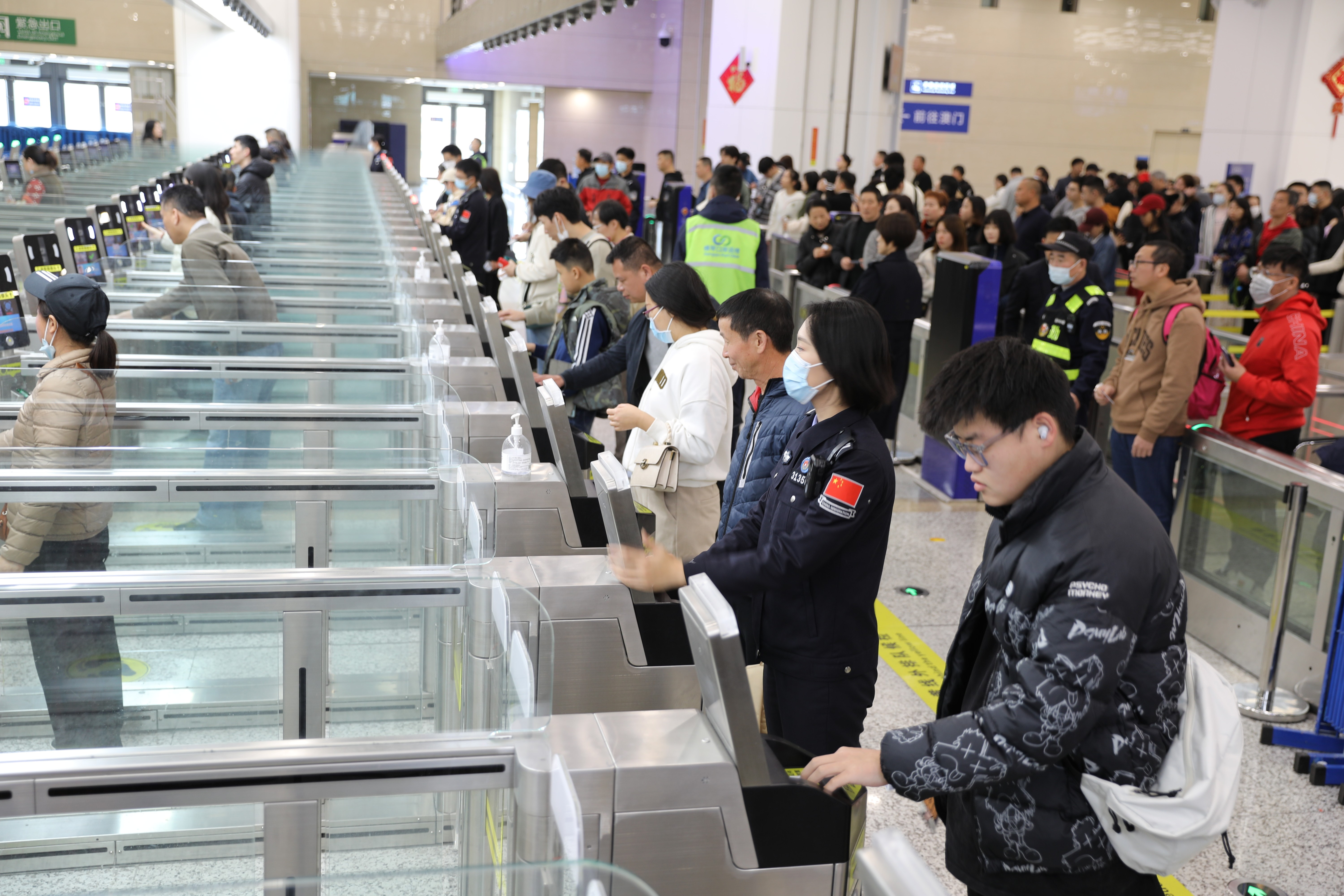 春节前五天，珠海边检总站查验量创历史峰值。受访者供图