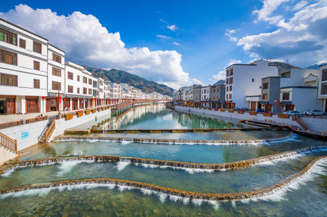 信宜市钱排镇沿岸风光如画。（信宜市“百千万”指挥办供图）