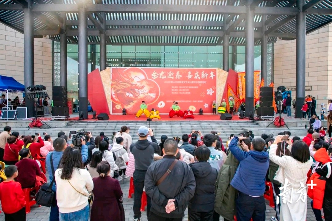 鹤山市文化中心热闹非凡。许延伟 摄