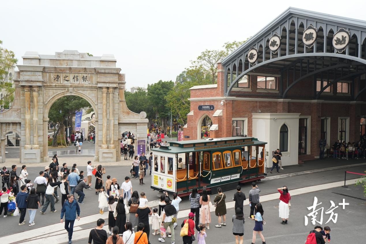 江门赤坎华侨古镇吸引八方游客。杨兴乐 摄