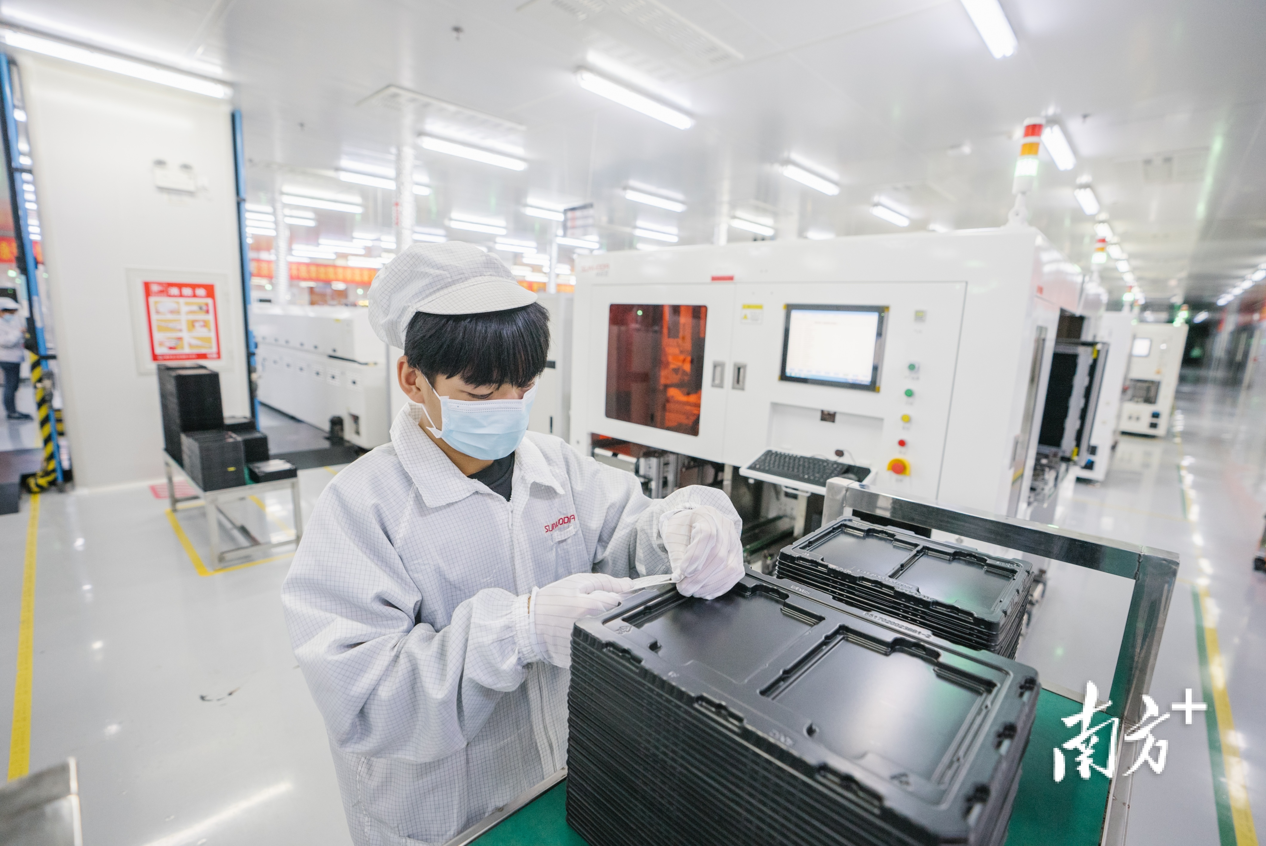 惠州推进制造业当家。图为欣旺达公司生产车间。    王昌辉 摄