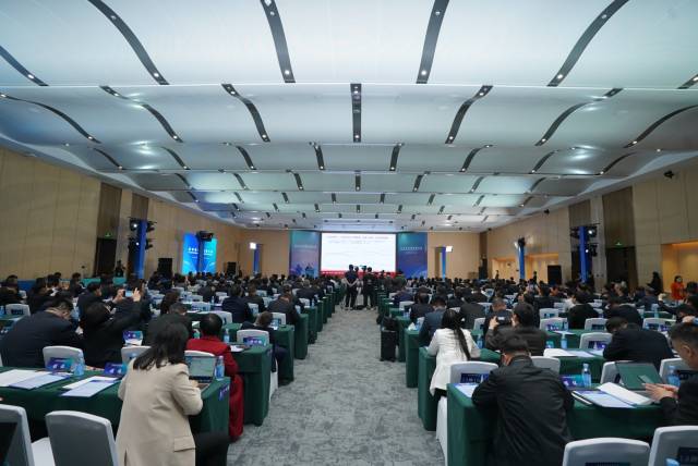 2月18日，全省高质量发展大会在深圳召开，<strong></strong>并围绕推动“百千万工程”落地见效展开分组讨论。