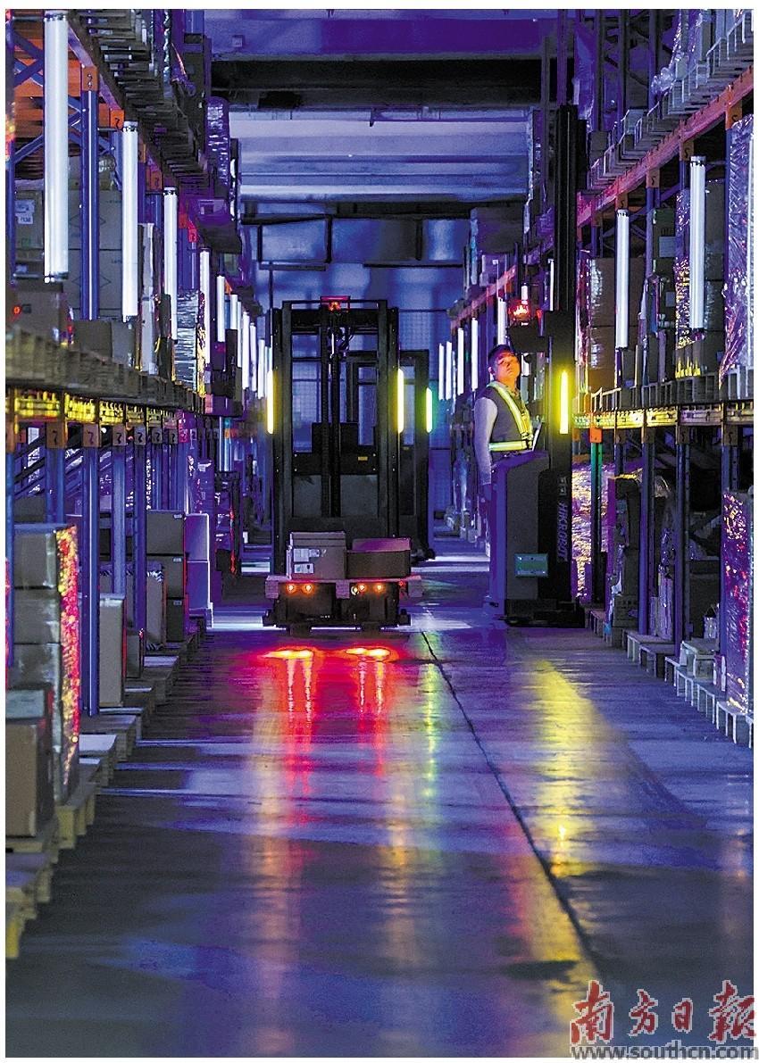 纬创资通是中山首座“灯塔工厂”，图为该厂智能立体关灯库房。叶志文摄