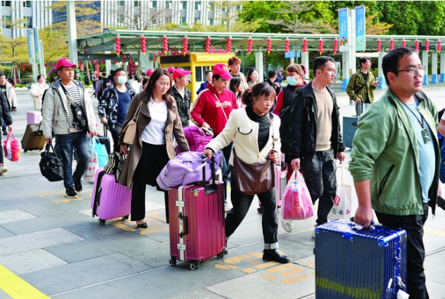 2月18日下午，在深圳北站，在惠务工人员带着行李陆续出站。