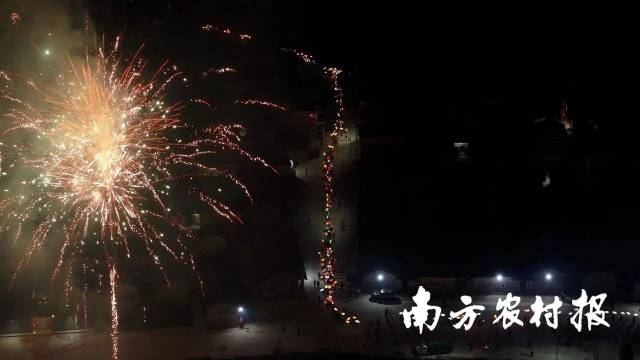 渔灯队伍长龙逶迤