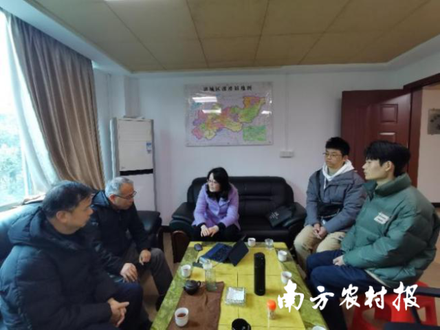 王文策专家团队与源潭镇驻镇帮镇扶村工作队交流。微企