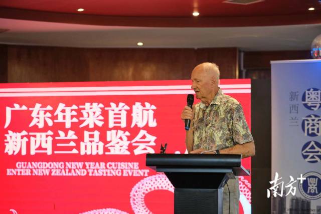 新西兰中国友好协会奥克兰分会主席Michael Dawson第一次品尝到广东年菜，并大加赞赏