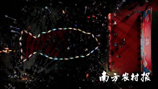 数盏渔灯在派潭“村晚”舞台下拼成鱼的形象