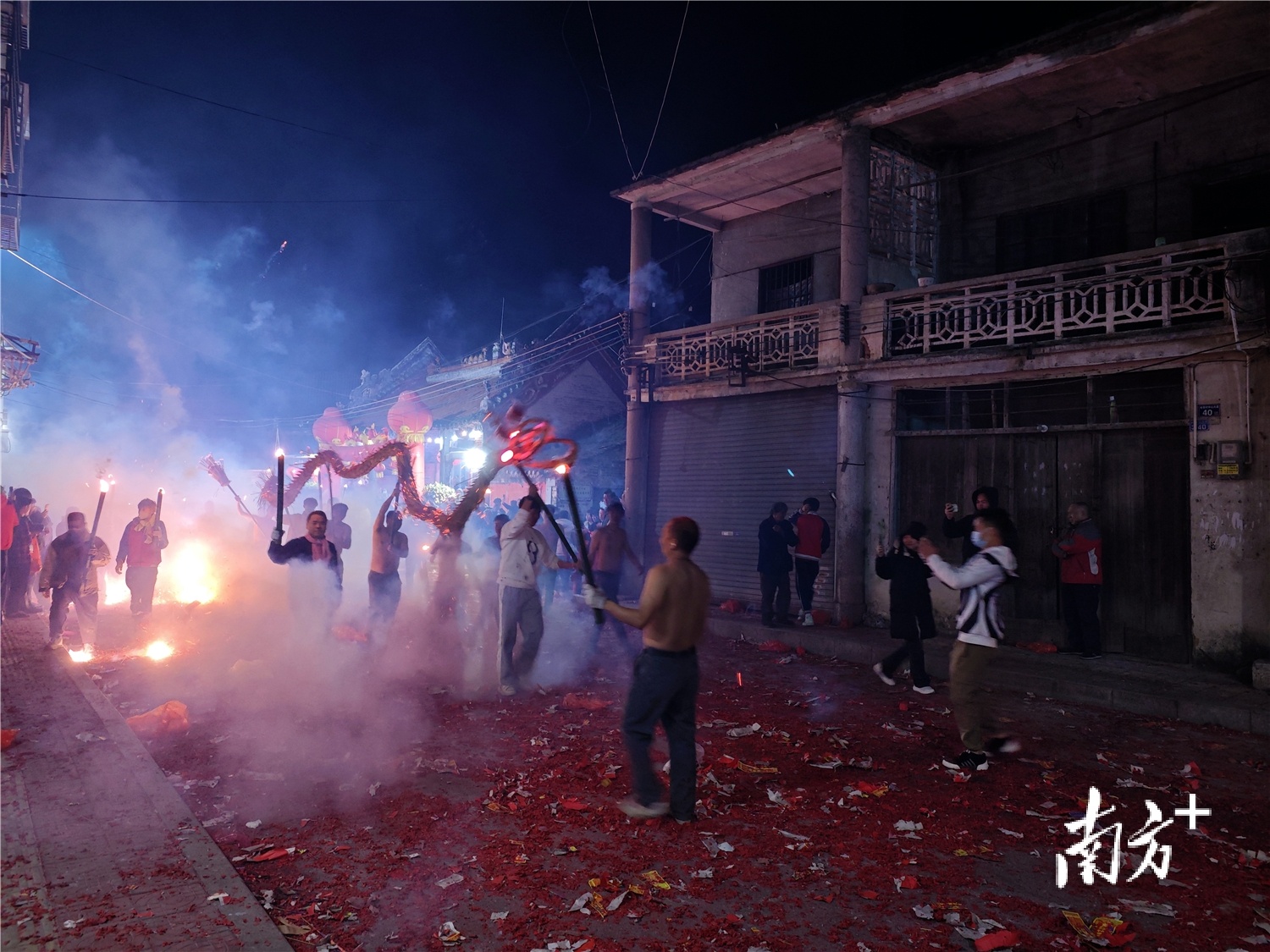 岭背镇举行特色民俗活动舞火龙。