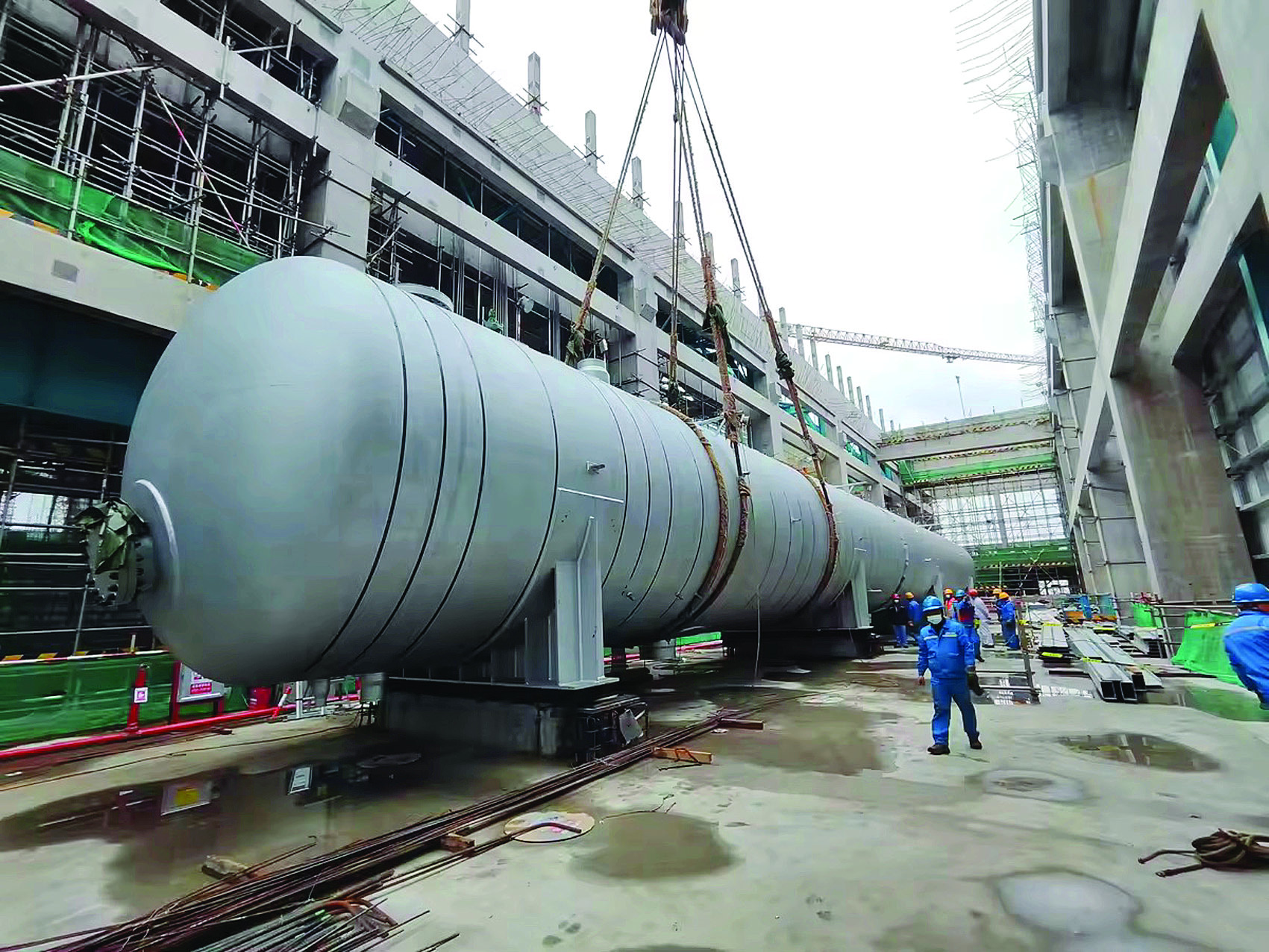 除氧器是整个核电设备中最长的容器，总长约46米，总重量约220吨。惠州日报记者冯丽均 通讯员杨阳 摄