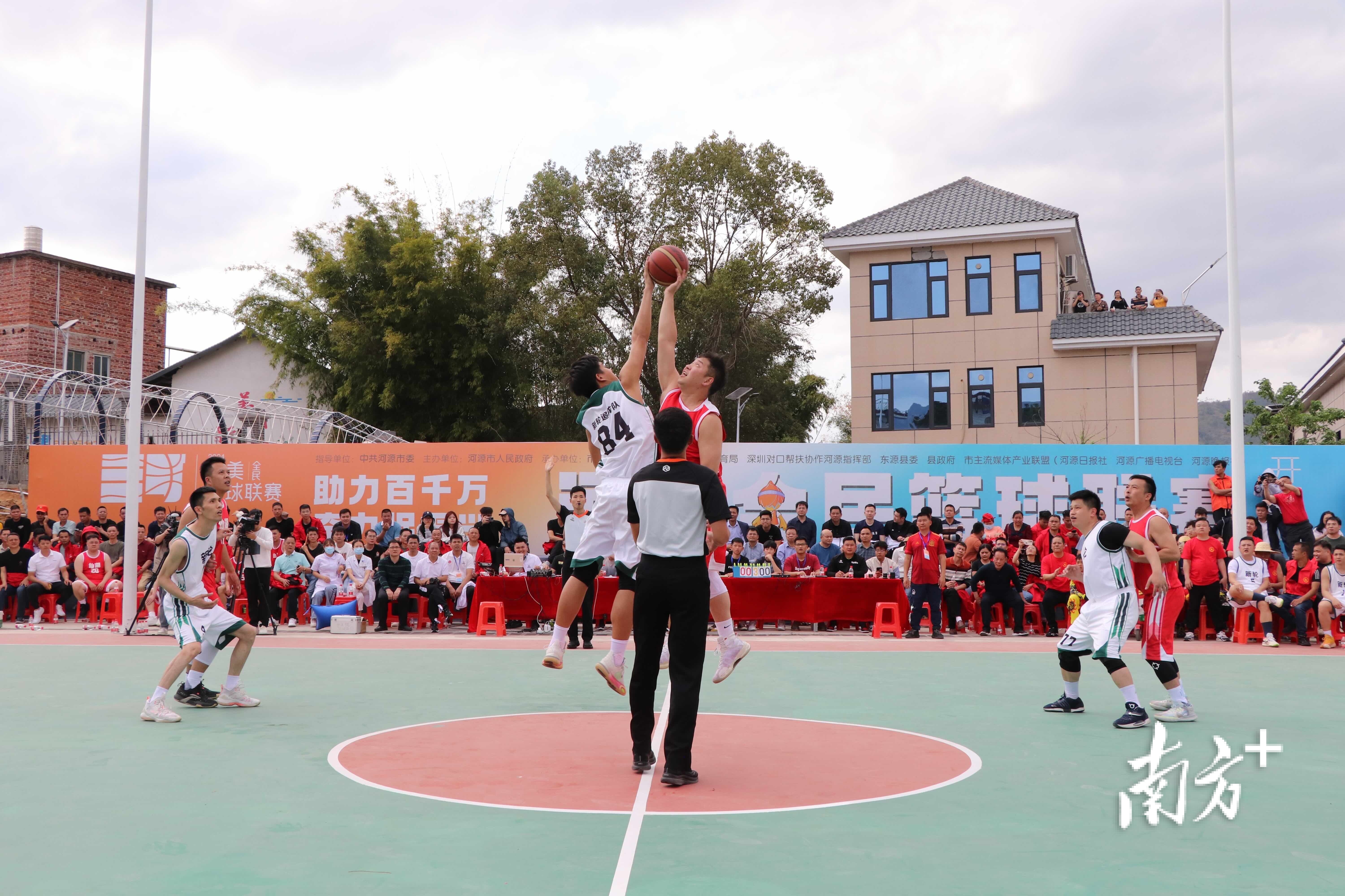 2024首届河美共赢全民篮球联赛在东源县上莞镇新轮村火热开打。王嘉豪 摄