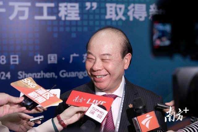 龚俊龙接受记者采访