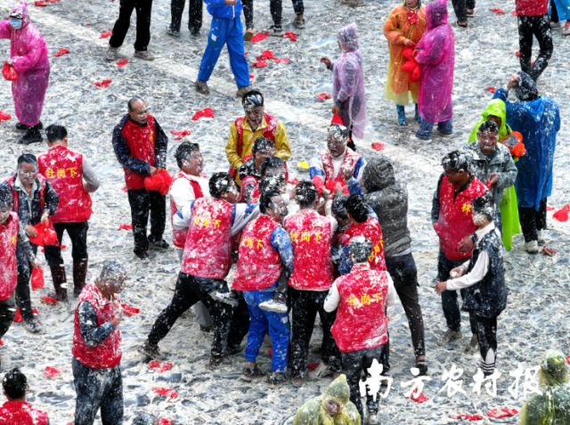 “豆腐大战”成为社岗下村民的狂欢。