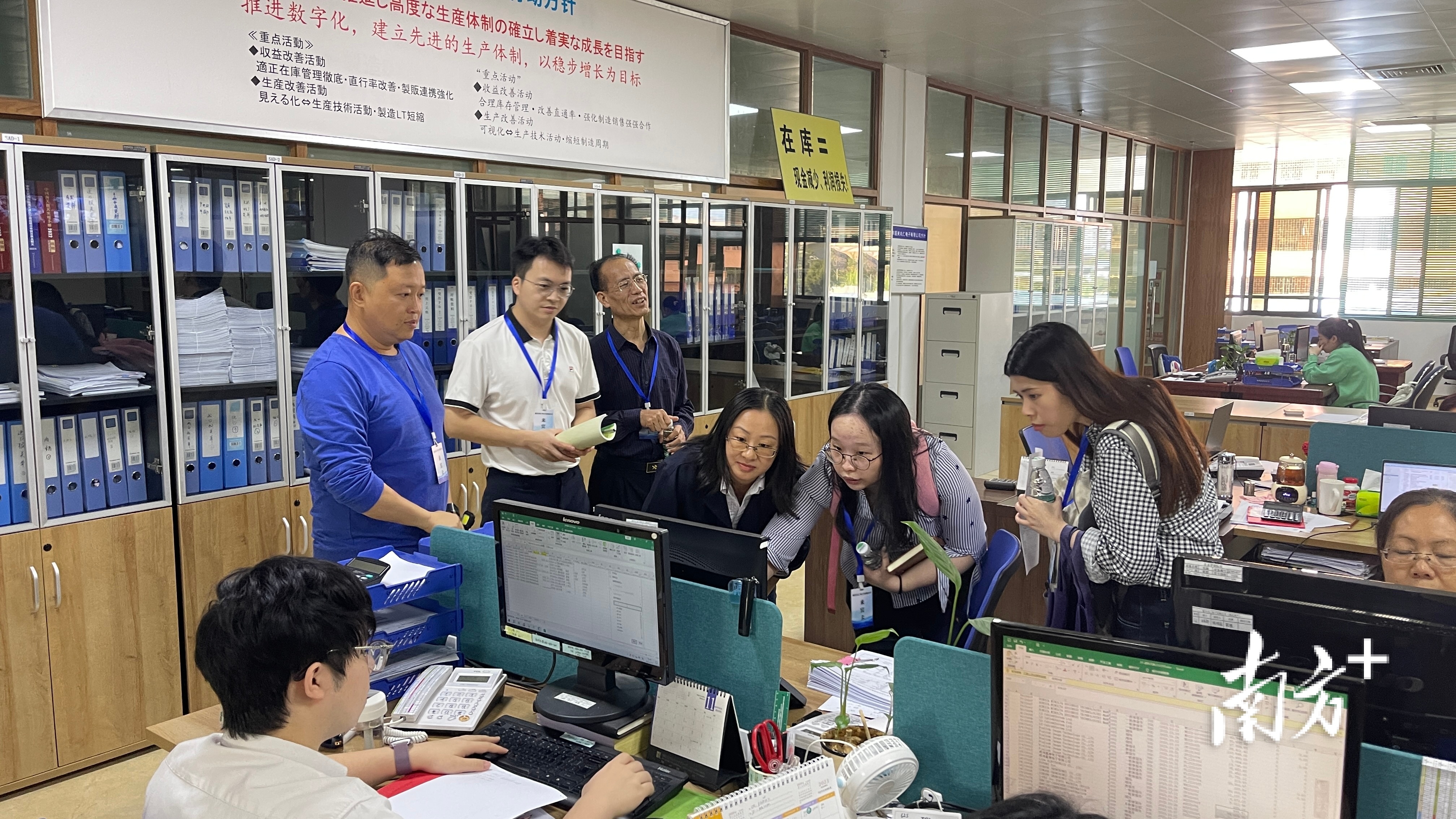 2023年11月，韶关市商务局会同省电子口岸公司、韶关海关到企业推进“单一窗口”工作，现场指导企业进行业务操作。
