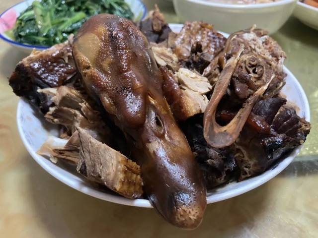客家人年夜饭里,少不了卤鸭子,老人家话,鸭头要等到出“年架”才能吃,而且要一家之主吃 客家人年夜饭里,少不了卤鸭子,老人家话,鸭头要等到出“年架”才能吃,而且要一家之主吃