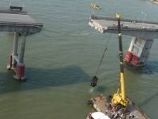 ​至16时10分许，沥心沙大桥落水车辆被先后捞出