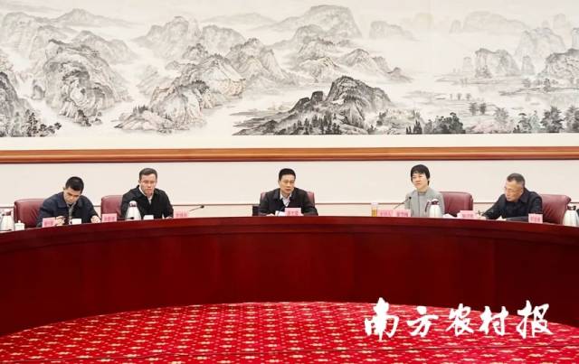 清远市市长温文星主持召开2024年五大百亿农业产业工作推进会。