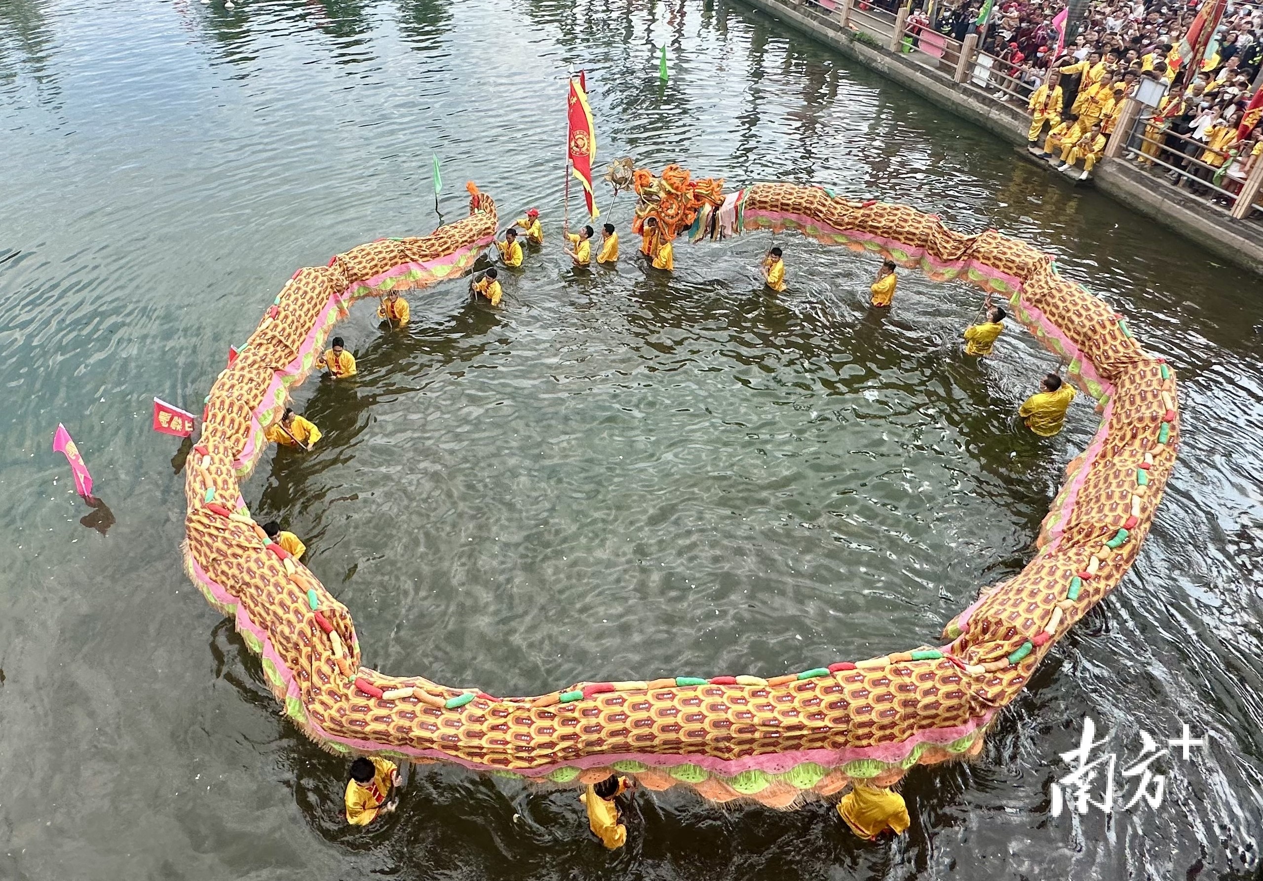 “龙灯戏水”是泮村灯会的特色项目。 伍海雯 摄