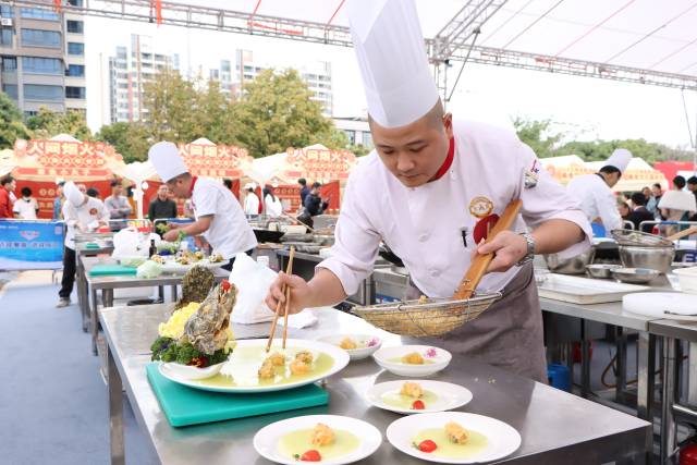 参赛厨师精心烹制生鱼菜品。