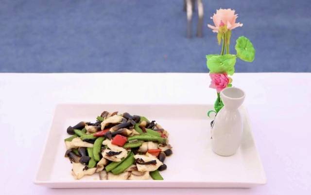 谭月华师傅烹制的“菌皇生鱼球”。 谭月华师傅烹制的“菌皇生鱼球”。