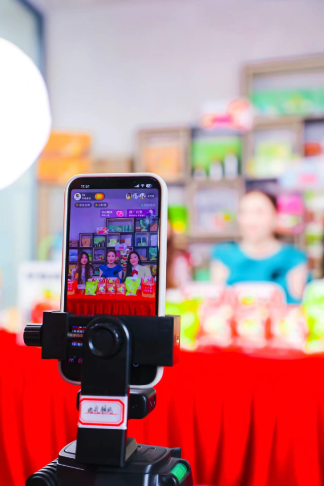 依托农产品优势，开展电商直播带货，助力新打造乡村土特产品牌IP，拓宽农产品销售渠道。