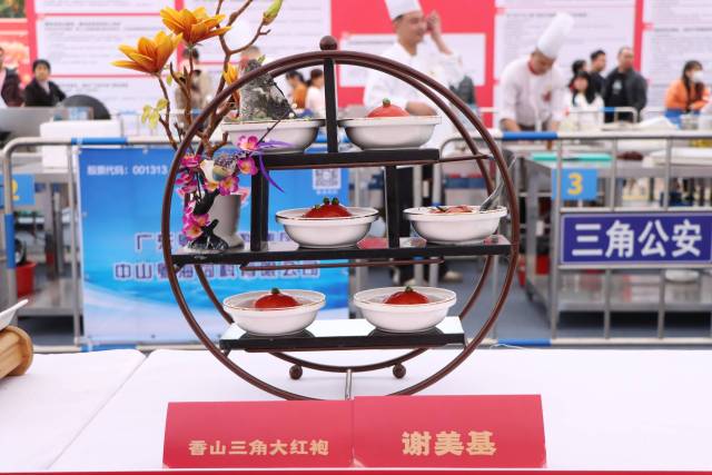 谢美基师傅烹制的“香山三角大红袍”荣获三等奖。 谢美基师傅烹制的“香山三角大红袍”荣获三等奖。