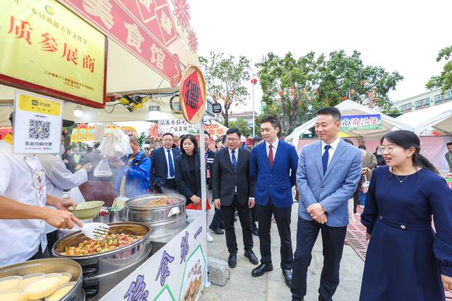 中山市三角镇党委书记李宗带队巡展。