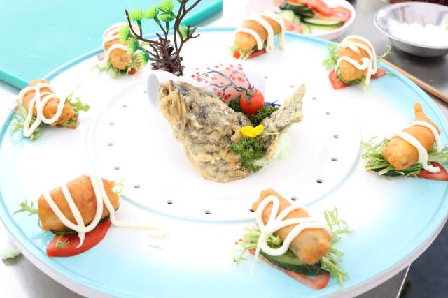 欧阳锦恩师傅烹制的“黑松露沙拉拌生鱼”获得二等奖。