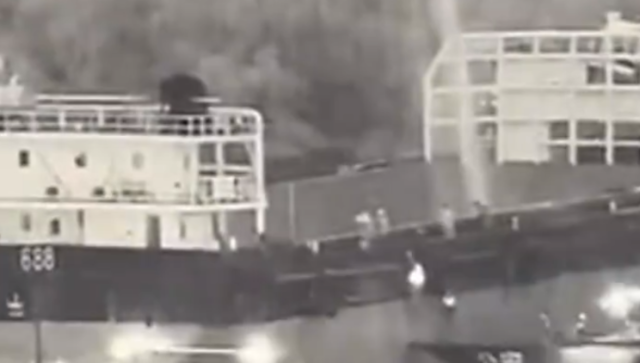 监控还原沥心沙大桥事故车辆坠桥现场