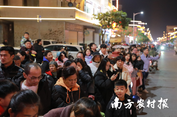 众多市民围观花车巡游。