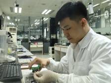 周大福李嘉伟：守在智造一线，“让金子都发光”｜佛山大城工匠