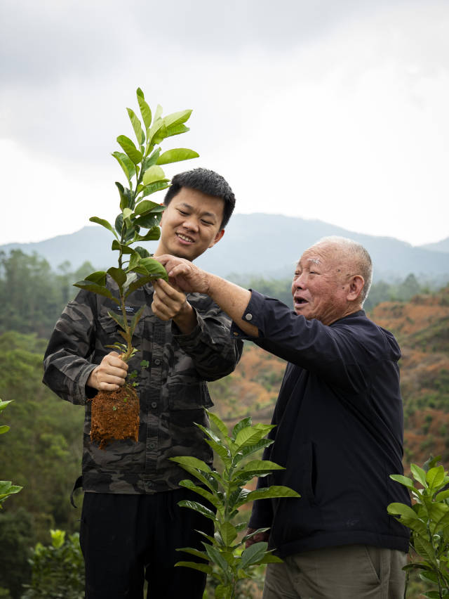 △廖志略(左)。 廖志略(左)。