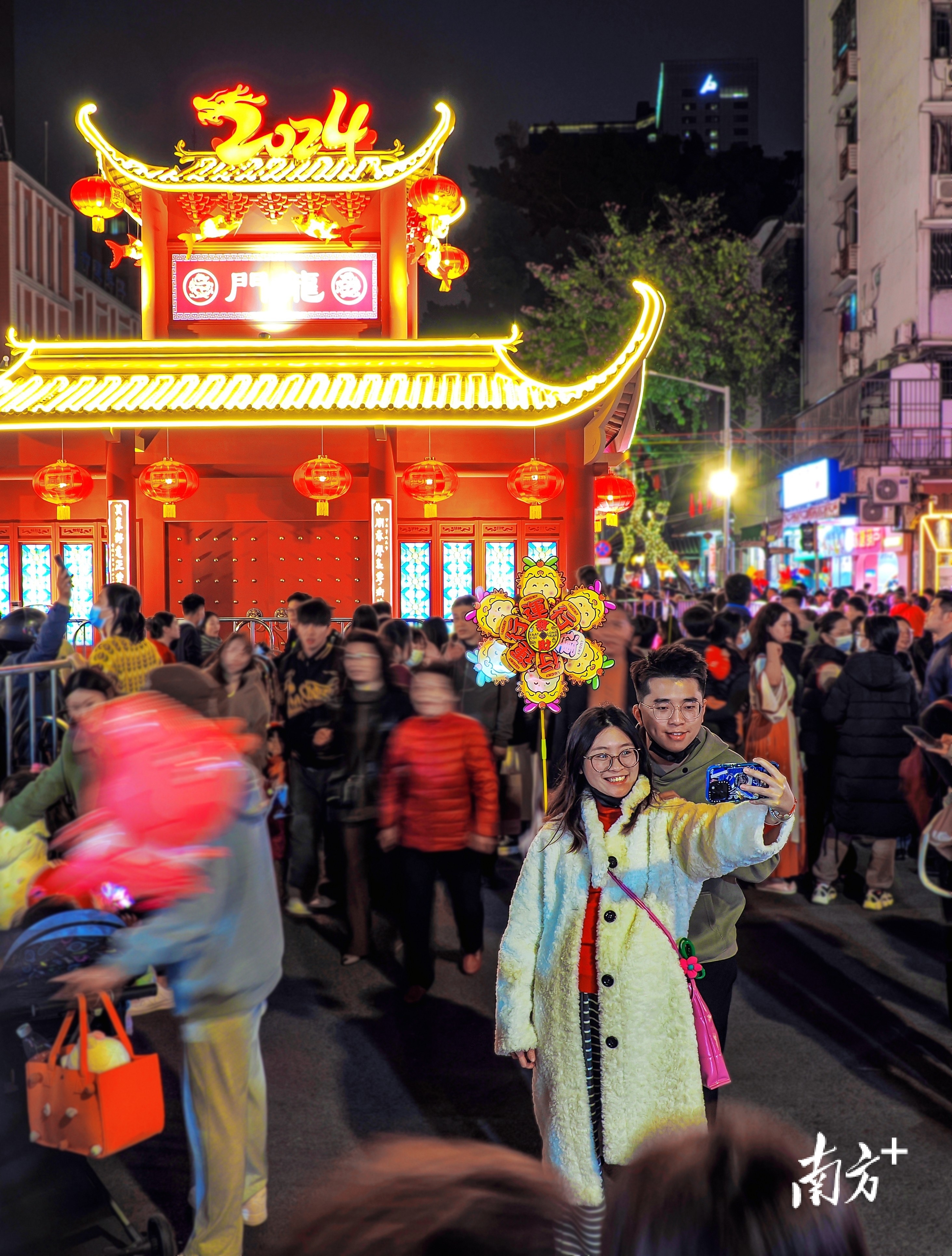 2月6日,广州市西湖路花市,逛花街的市民开心留影。陈健明 摄 2月6日,广州市西湖路花市,逛花街的市民开心留影。陈健明 摄