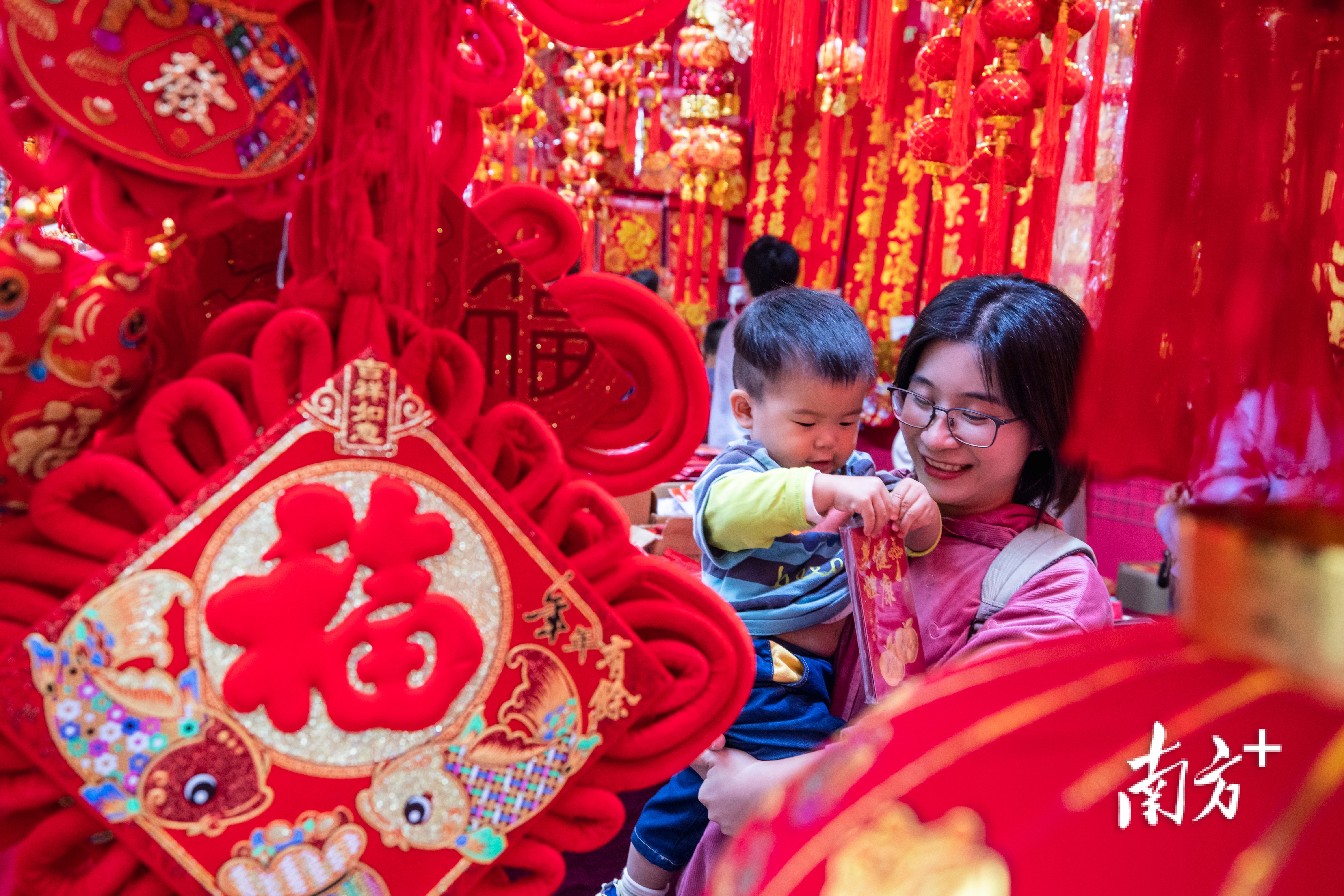 2月3日,广州市南沙花市热闹开市,不少市民带着家人朋友热热闹闹逛花街、备年货。付海燕 摄 2月3日,广州市南沙花市热闹开市,不少市民带着家人朋友热热闹闹逛花街、备年货。付海燕 摄