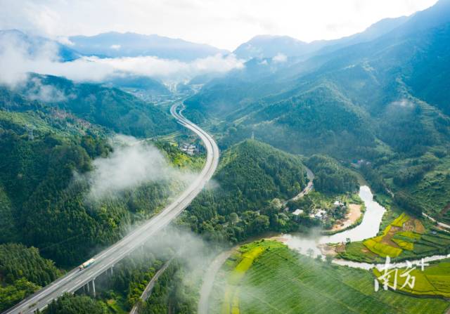 2023年9月18日早上,群山环抱之中,二广高速公路和323国道,在清远市