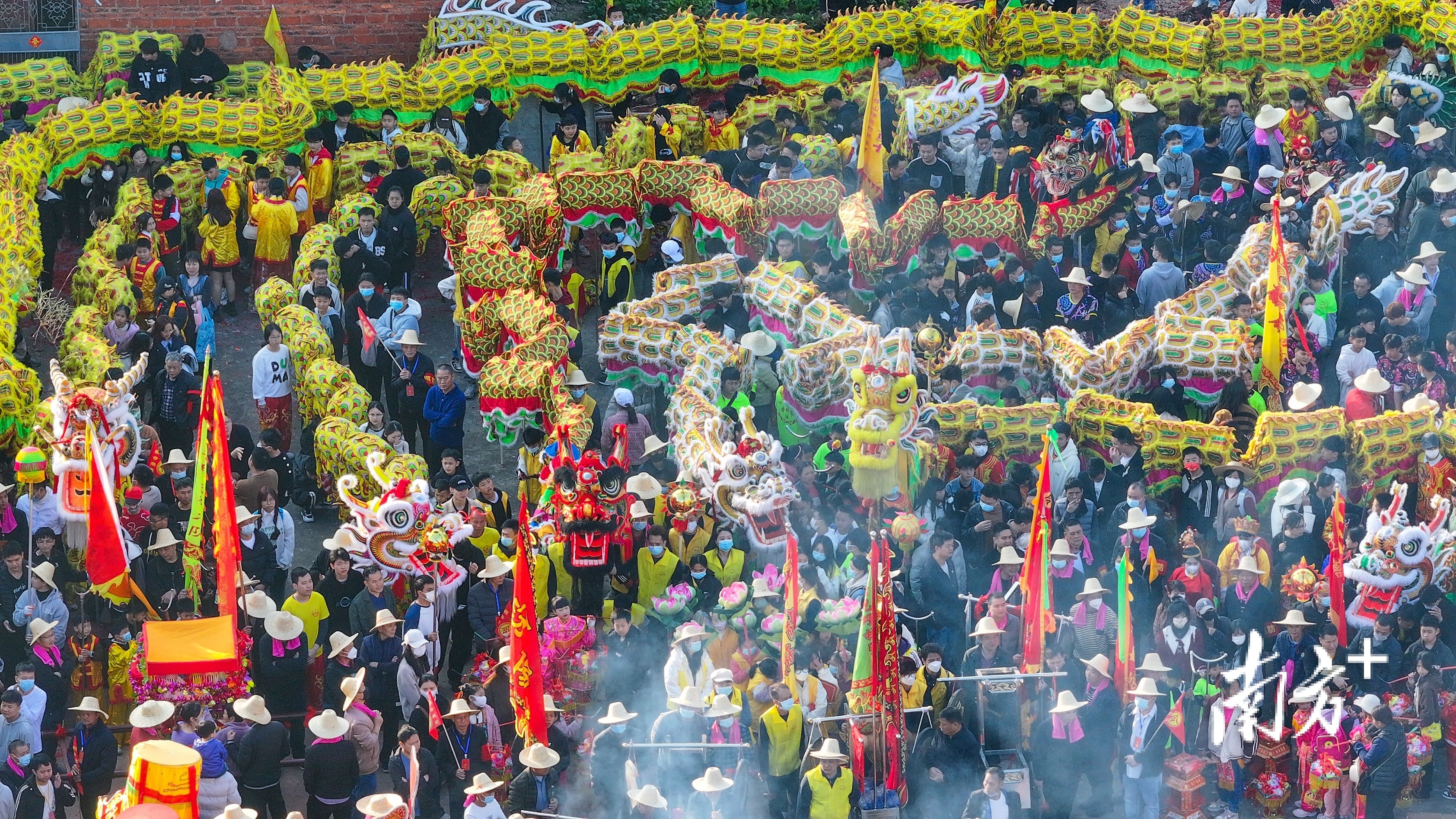2月13日大年初四上午,惠州市惠东县增光镇举行舞龙活动欢迎龙年。朱伟华 摄 2月13日大年初四上午,惠州市惠东县增光镇举行舞龙活动欢迎龙年。朱伟华 摄