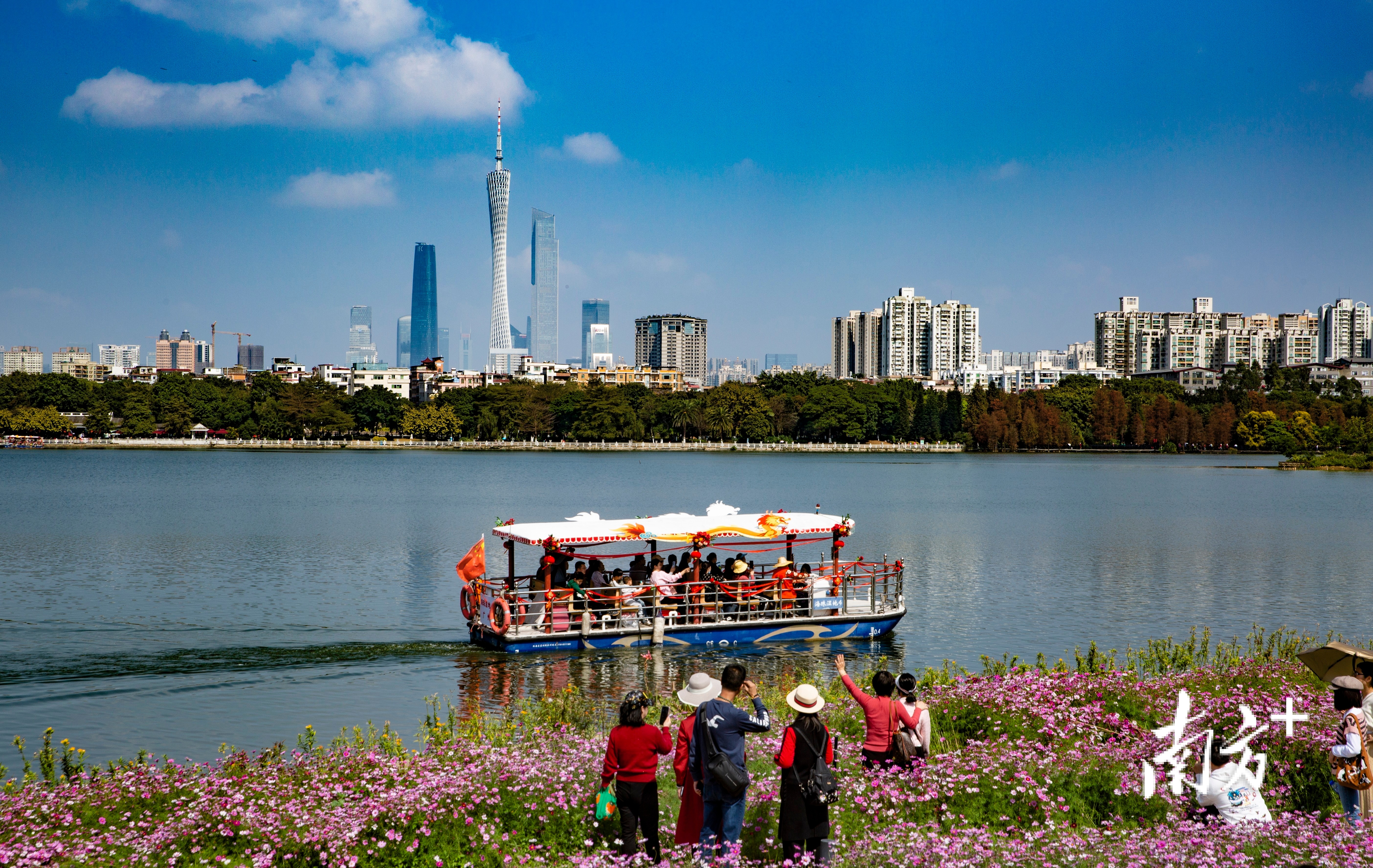2月14 日大年初五,广州海珠湖,大批游客趁着好天气前来游玩。荀建群 摄 2月14 日大年初五,广州海珠湖,大批游客趁着好天气前来游玩。荀建群 摄
