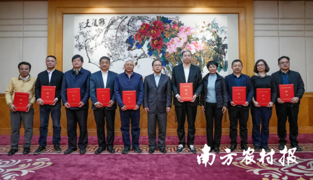 农业农村部社会事业促进司司长唐珂为国家乡村文化振兴专家委员会的首批专家成员颁发证书。