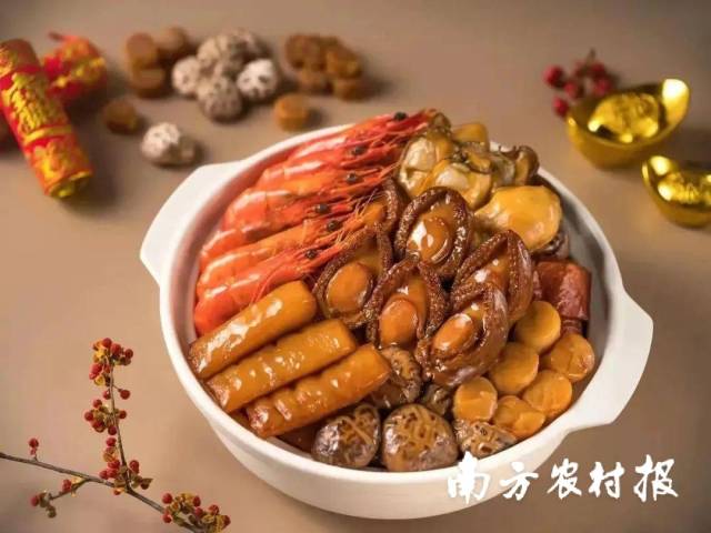在岭南地区,大盆菜是节庆必备菜肴。 在岭南地区,大盆菜是节庆必备菜肴。