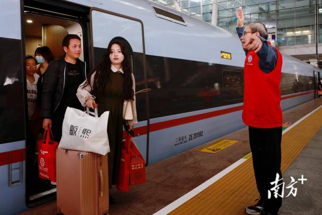 春节前后全省各级人社部门组织开行返乡返岗专列（含包车厢）30趟左右、包车超300班次。