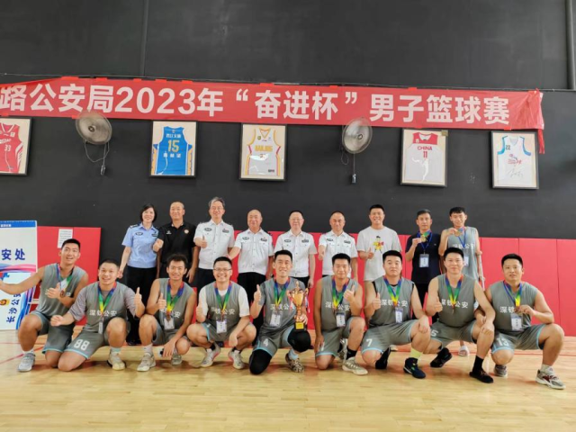 深圳铁路公安西九龙派出所钟晓荣扎根香港高铁口岸一线的铁警多面手