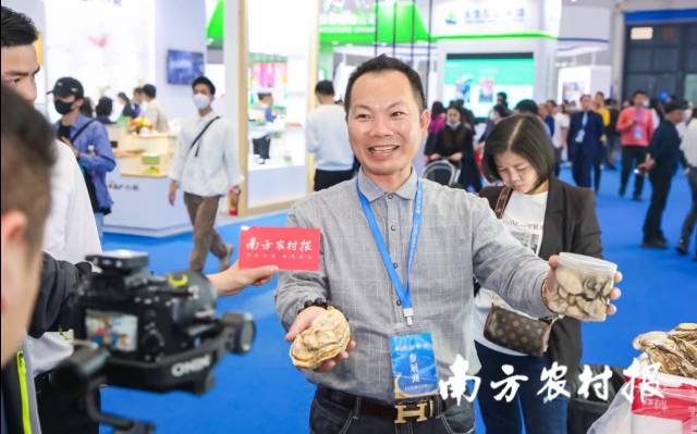 首届中国国际（佛山）预制菜产业大会现场，参展企业推介着自家爆款产品