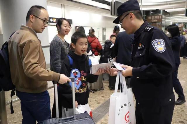 深圳铁路公安西九龙派出所钟晓荣扎根香港高铁口岸一线的铁警多面手