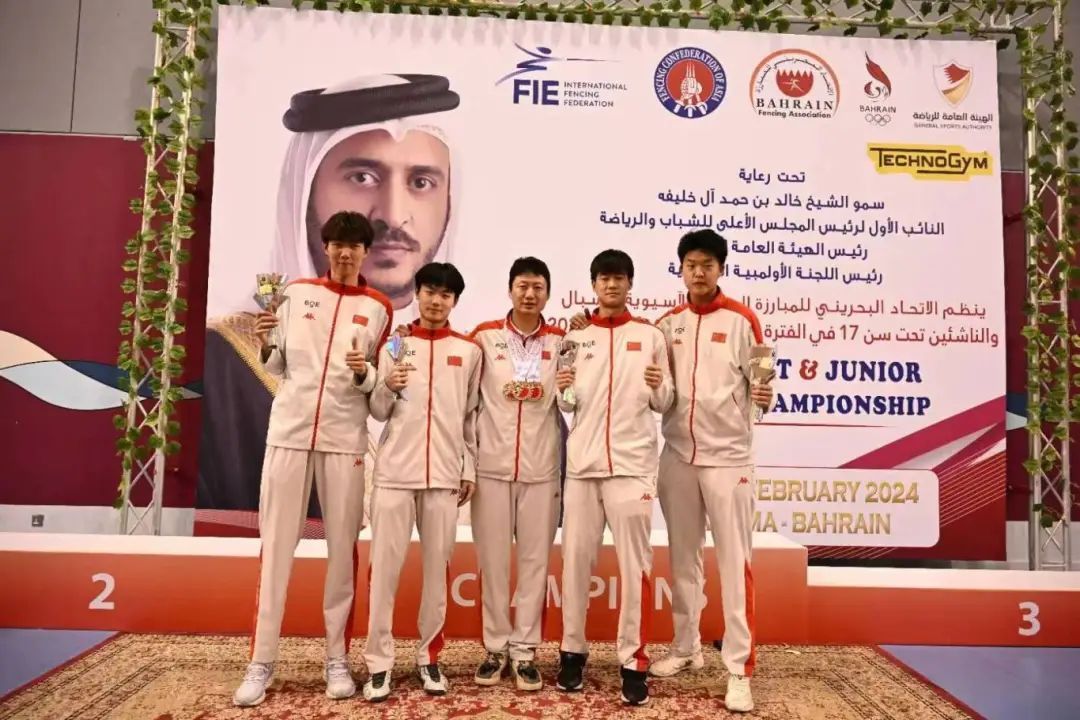 彭圣伟（左二）。