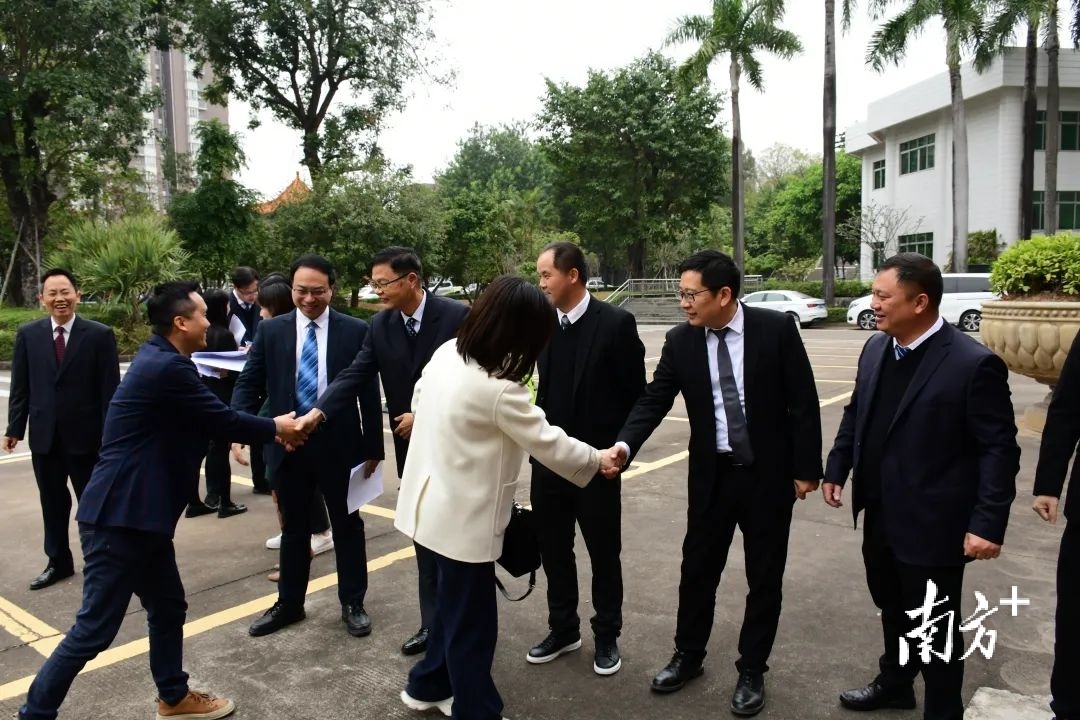 沙溪镇党政领导班子成员在会场门口热情迎接参会的企业家、科技教育界人士。图源：沙溪发布