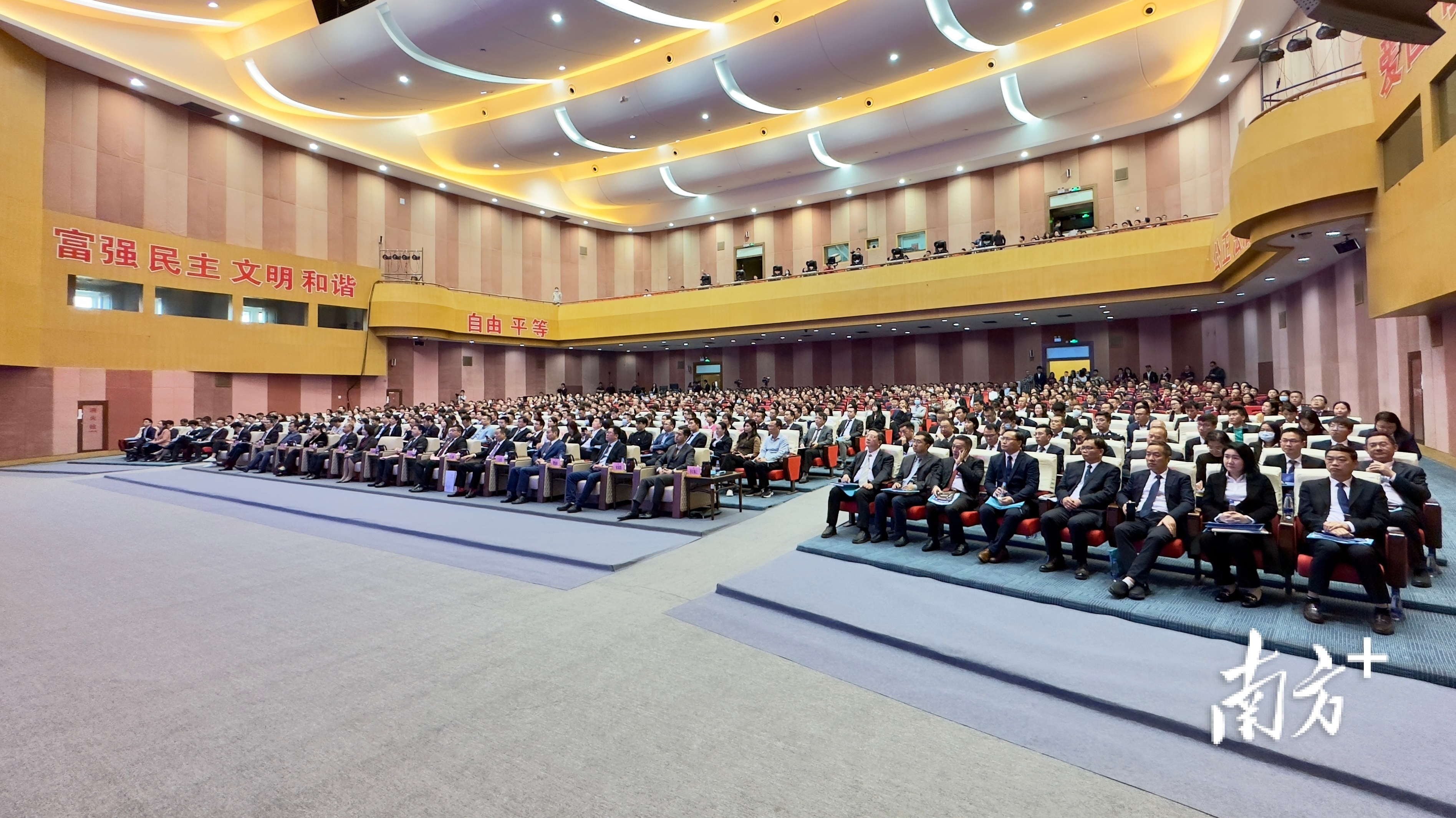 在中山火炬高新区高质量发展大会现场，企业家被安排在前排就坐。图源：火炬高新区