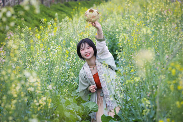 风吹向花海，生命是一万次的春和景明