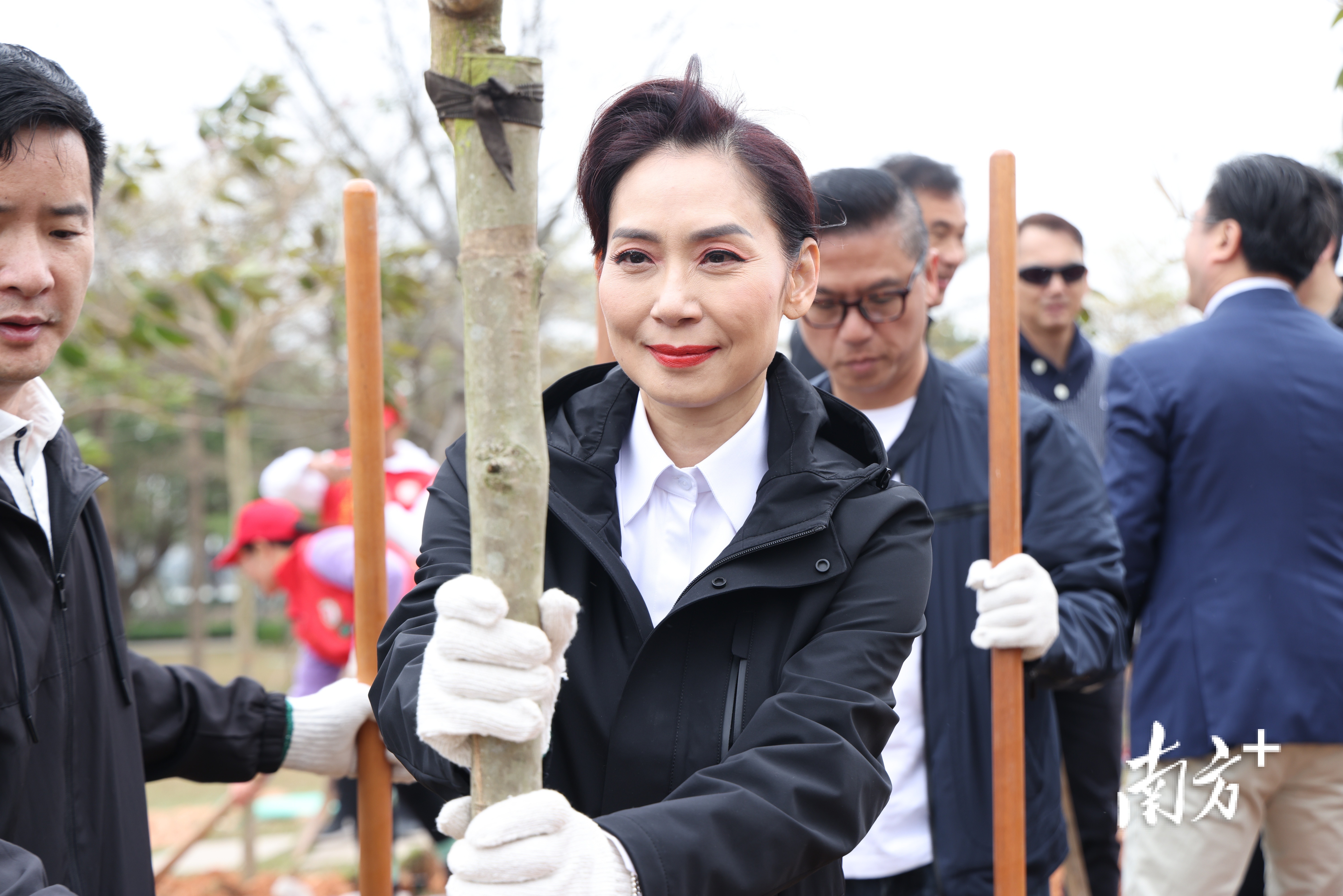 邝美云化身“绿植卫士”，种下了对家乡的祝福与希冀。