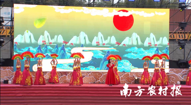 青年歌唱家、两岸青年文化大使张琼现场演唱。 青年歌唱家、两岸青年文化大使张琼现场演唱。